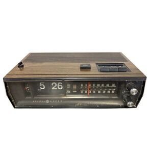 General Electric Radio Vintage C4331B Flip Clock AM FM Walnut Grain 70's READ